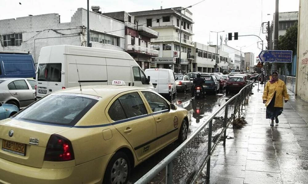 Πόσα άτομα επιτρέπονται σε ΙΧ και ταξί με τα νέα μέτρα;